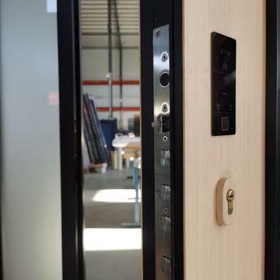 Rękawica Czarne drewniane aluminiowe drzwi ogrodowe Bezgłosne aluminiowe drzwi wejściowe