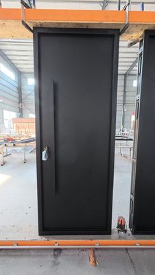 Czarne lakierowane aluminiowe bramy dziedzińcowe